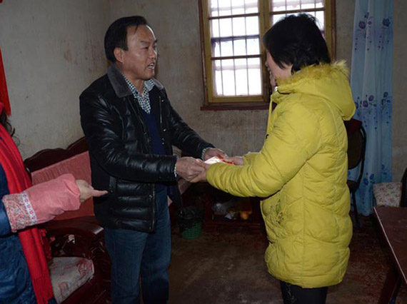 省人大代表肖公平春節(jié)前慰問(wèn)貧困戶(hù)