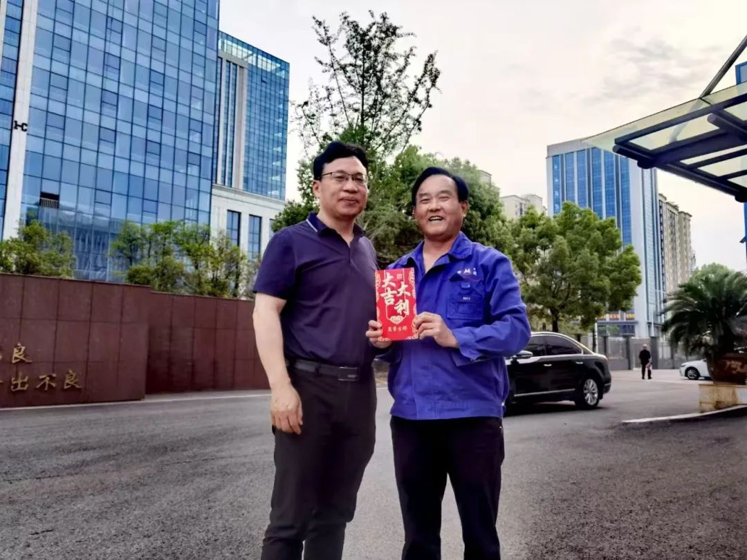 韶山市委市政府領(lǐng)導(dǎo)慰問省五一勞動(dòng)獎(jiǎng)?wù)芦@得者