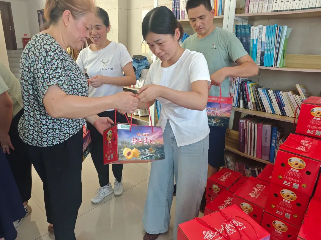 黃桃福利至，助農(nóng)情意濃